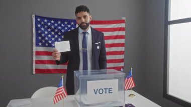 Genç, gülümseyen İspanyol adam ve hükümet adayı parmağıyla işaret işareti yapıyor. Amerikan mükemmeliyetini temsil eden seçmen koleji seçimlerinde samimi ve kendinden emin..