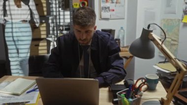 Karmaşık bir ofiste çalışan erkek ve kadın. Evrakları, laptopu ve telefonu olan bir dedektif ya da polis olay yerini ima ediyorlar..