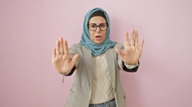 Orta yaşlı İspanyol kadın yüksek sesle 