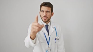 Genç, öfkeli İspanyol bir adam, seni suçlayan kızgın bir doktorun portresi, onun gazabını çeken kamera, saf beyaz arka planda izole edilmiş..