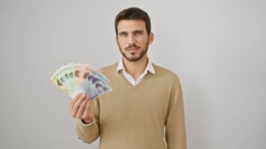 Güney Kore 'yi elinde tutan gülümseyen İspanyol genç adam parmaklarıyla harika bir 