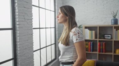 Bir adam, ortağını modern dairesinde şaşırtır. Sıcak, ev ortamında mutluluk uyandırır..