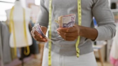 Modern bir atölyede İsveçli terzi sayıyor.