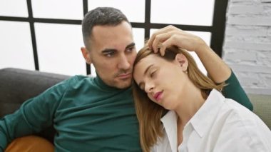 Sevecen bir çift, sıcak bir oturma odasında bir erkekle bir kadın arasındaki sevgi ve samimiyeti yansıtan hassas bir anı paylaşıyor..