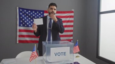 Amerika 'nın seçmen adayı olarak genç, mutlu İspanyol bir adam, fikrini dile getiriyor, tek bir parmağıyla hükümete oy vermeye çalışıyor ve bir numaralı soruyu soruyor: