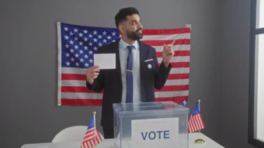Amerikan seçim kolejinde gülümseyen bir aday olan İspanyol asıllı genç adam, mutlu bir şekilde parmak ve elle, hükümet lehine oy vermeyi sembolize ediyor.