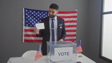 Bir hükümet adayı olan İspanyol genç adam, bir Amerikan seçim kolejinde oy vermeden önce olumlu bir işaret veriyor.