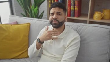 Evde boğaz ve boynuna acı verici bir şekilde dokunan İspanyol genç adam gribin acısını ve enfeksiyonunu gösteriyor.