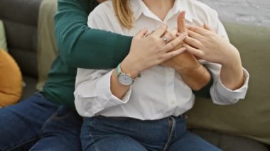 Modern bir oturma odasında kucaklaşan sevgi ve mutluluk dolu bir çift..