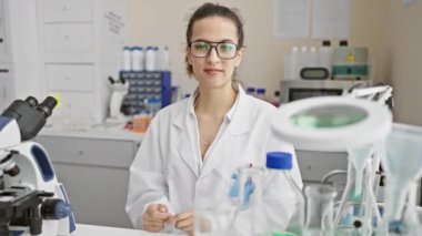 Laboratuvarda erime var! Genç, güzel İspanyol kadın bilim adamı üniforması içinde yüksek sesli, hayal kırıklığına uğramış bir çığlık atıyor, sesini yükseltiyor..
