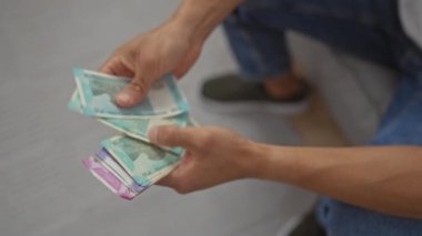 İçerideki Hindistan rupilerini sayan adam evde para ve ekonomi kavramını gösteriyor..
