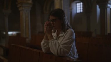Loş bir İtalyan kilisesinde dua eden İspanyol kadın, inanç ve ruhaniliğin vücut bulmuş hali.