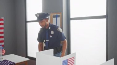 Amerikan bayrağı tarafından korunan seçim sandık merkezindeki oy etiketiyle kendine güvenen Afro-Amerikan polisi.