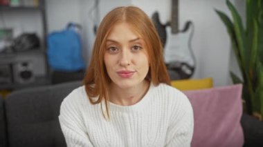 Havalı, kendine güveni olan, neşeli ve şanslı, rahat evinde süveter giyen heyecanlı genç bir kadın. Mutluluk ve başarı onun doğal, mükemmel yaşam tarzında.