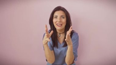 Hüsrana uğramış orta yaşlı İspanyol kadın deliye döndü. Öfkeyle bağırıyordu. Kolları pembe bir arka planda çırpınıyordu. Saf duyguyu hisset!
