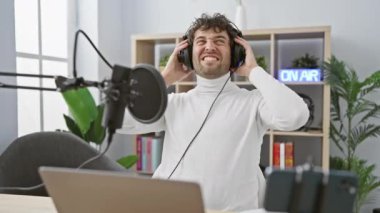 Öfkeden kudurmuş genç İspanyol bir adam, radyo stüdyosunda çılgına dönüyor, öfkeyle bağırıyor, kollarını savurarak havayı geriyor, kulaklıkların altında agape yapıyor..