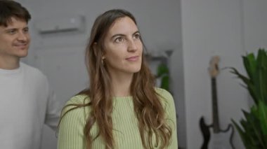 Sevgi dolu bir çift, sıcak bir oturma odasında neşeli bir an geçirir. Romantizm, şefkat ve aile hayatı temalarını canlandırır..