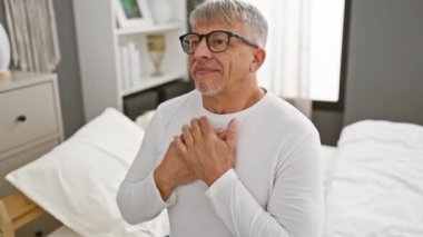 Orta yaşlı, gri saçlı, pijamalarını giyip yatak odasından sevgi ve minnettarlık saçan bir beyefendi. Yürekten göğüs göğüse selam.!