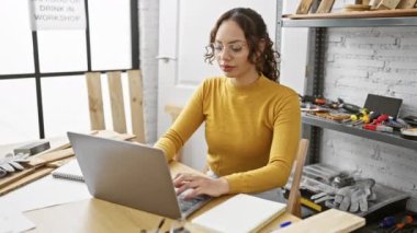 Sinirli genç Afrikalı Amerikalı kadın marangoz öfkeyle bağırıyor, marangozluk atölyesinde deliriyor, dizüstü bilgisayar kullanırken sinirleniyor, öfke portresi yapıyor.