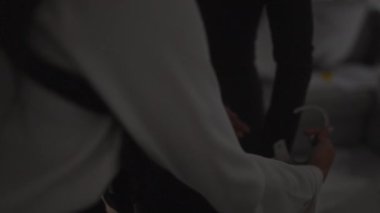 Tutuklamayı ya da soruşturmayı resmeden sivil polislerle birlikte loş bir odada kelepçeli bir kadın..