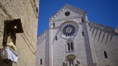 Görüntü, açık bir günde Puglia, İtalya 'daki barbar katedralinin çarpıcı görünüşünü ve etkileyici mimarisini, pencerelerini ve heykellerini yansıtıyor..