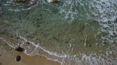 Gelibolu, puglia, Avrupa 'daki kumlu kıyılarda süzülen temiz turkuaz dalgaların havadan görünüşü, yosun kaplı kayaları ve kıyı güzelliğini vurguluyor..