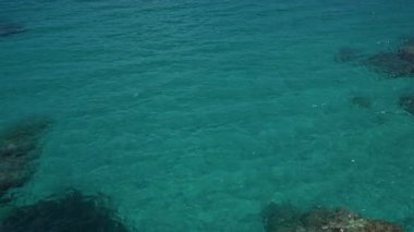 Salento, puglia, İtalya 'daki Torre dell' orso 'daki turkuaz Akdeniz manzarası el değmemiş su ve su altı kayalarını gözler önüne seriyor..