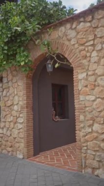 Bereketli bir İspanyol kemeri, taştan duvar, terakotta fayansları ve gizli bir fener..