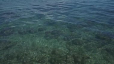 Porto sezeryan, İtalya 'daki berrak turkuaz suların sakin manzarası Salento bölgesindeki güzel Puglia kıyı manzarasını gözler önüne seriyor..