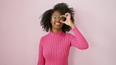 Gözlüklü neşeli Afro-Amerikalı kadın klasik 