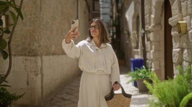 Genç İspanyol kadın, Bari, İtalya 'nın eski sokaklarında selfie çekiyor..