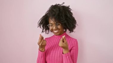 Gözlüklü, kendine güvenen Afro-Amerikan iş kadını. Elleriyle para hareketi yapıyor. Hak ettiği maaşı talep ediyor.
