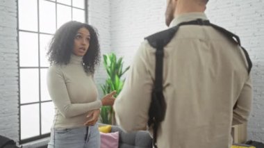 Endişeli bir kadın, parlak oturma odasında bir dedektifle konuşuyor..