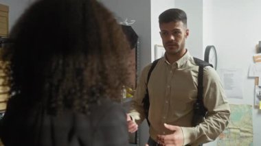 Bir iç mekan ortamında, bir kadın ve bir erkek, dedektifleri ima etti, soruşturma dosyaları ve haritalar arasında dikkatlice sohbet ettiler..