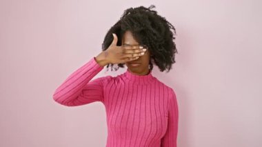 Üzgün Afro-Amerikan kadın. Elle gözlerini kapatıyor. Reddedilmek için kör duruyor. Gözlük takan dişi avucunun arkasına saklanıyor, ciddi bir gizlenme konseptini somutlaştırıyor.
