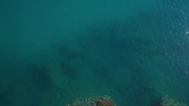 Polignano 'nun kayalık kıyı şeridi boyunca kristal berraklığında turkuaz bir su Puglia, İtalya' da bir kısrak çarpıcı Akdeniz açıklarını sergiliyor..