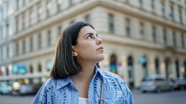 Genç ve güzel İspanyol kadın Viyana sokaklarına bakıyor.