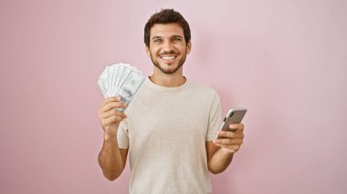 Yakışıklı, sakallı, elinde para ve akıllı telefon olan bir İspanyol.