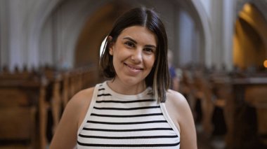 Viyana 'daki Augustinian Kilisesi' nde kiliseyi ziyaret eden güzel İspanyol bir kadın.