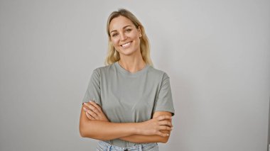 Kollarını kavuşturmuş, beyaz tenha bir geçmişe gülümseyen kendinden emin, beyaz bir kadın..