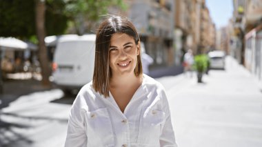 Şehre gülümseyen güzel İspanyol kadın.