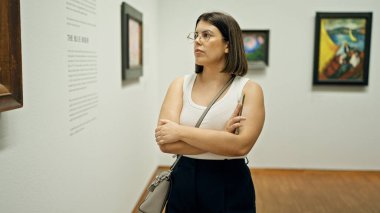 Güzel İspanyol bir kadın Viyana 'daki Albertina Müzesi' nde sanat galerisini ziyaret ediyor.