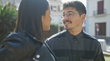 Sevgi dolu bir çift şehir sokaklarında güneşli bir günün tadını çıkarır. Romantizm ve şehir hayatını canlandırır..