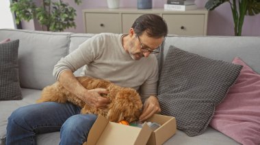 Orta yaşlı İspanyol bir adam kanişiyle samimi bir oturma odasında bağ kurar. Arkadaşlık ve ev hayatı temalarını canlandırır..
