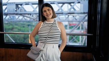 Genç ve güzel İspanyol kadın Prater Viyana 'da kendine güvenen gülümsüyor.