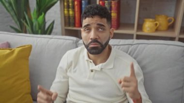 Depresyondaki genç İspanyol adam, üzgün bir yansımayla yukarıya doğru bakıyor, mutsuz ve yönsüz bir portre.