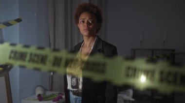 Afrika kökenli Amerikalı kadın dedektif, rozeti ve silahına odaklanarak kapalı bir suç mahallini araştırıyor..