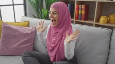 Genç, heyecanlı İspanyol kadın evdeki koltukta sevinçten deliye dönüyor. Kollarını kaldırıp büyük zaferini kutluyor. En büyük galibin zafer kutlamasını.!