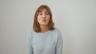 Kazaklı neşeli orta yaşlı kadın kameraya tatlı bir öpücük yolluyor beyaz izole edilmiş arka planda seksi aşk titreşimleri yayıyor..