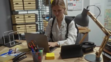 Karmaşık bir polis merkezinde geç saatlere kadar çalışan stresli genç bir dedektif. Etrafı delil ve soruşturma dosyalarıyla çevrili..